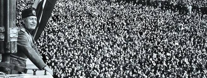 파시스트들은 이 사진이 1935년 에티오피아를 상대로 전쟁을 선포한 뒤 로마의 베네치아궁 발코니에 선 무솔리니(왼쪽)를 찍은 것이라 선전했지만 실제는 과거 무솔리니 사진과 군중 사진을 짜깁기한 것이다. /열린책들