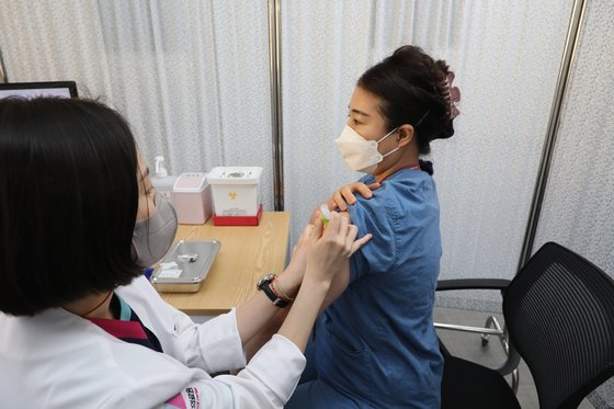 27일 오전 서울시 중구 을지로 국립중앙의료원 중앙예방접종센터에서 의료원 의료진이 화이자 백신을 접종 받고 있다. 사진기자협회