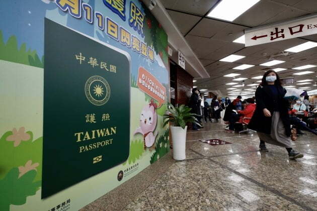 대만 타이베이에서 지난달 시민들이 새 여권을 발급받기 위해 대기 중이다. 새 여권은 기존 여권 표지에 있는 중화민국의 영문 이름 'REPUBLIC OF CHINA'를 축소해 국기 휘장 주변에 배치하고, 기존의 'TAIWAN' 글자를 확대 표기했다./ 연합뉴스