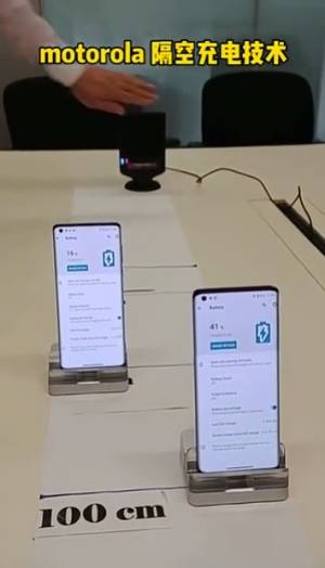 모토로라가 선보인 무선 충전. 최대 1m 떨어진 곳에서도 충전이 가능하다. /사진=GSM아레나