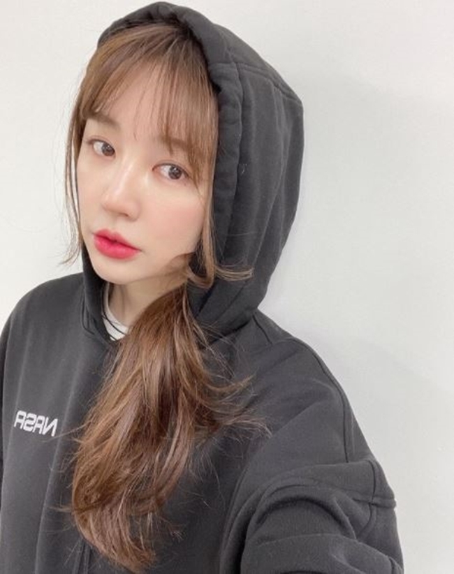 Actor Yoon Eun-hye, from the group Baby V.O.X, still boasted a lovely vibe.On February 27, Yoon Eun-hye posted a picture of his current situation without any writing on his instagram.The photo shows Yoon Eun-hye wearing a black hooded T-shirt cap, which is a comfortable yet stylish figure that gives a sense of fashion.Yoon Eun-hyes distinctive features and thick lips also attract attention, and she completed a warm and lovely mood with youthful makeup.