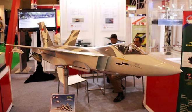 2016년 11월 인도에서 열린 국제 방위산업 전시회 ‘인도 디펜스 2016’ 인도네시아 군 부스에 인도네시아와 합작해 개발하는 한국형 전투기(KF-X) 모형이 설치돼 있다. 세계일보 자료사진