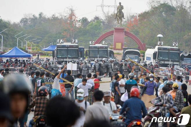 18일 (현지시간) 미얀마 네피도에서 군사 쿠데타를 규탄하는 시위대와 경찰이 대치를 하고 있다, © AFP=뉴스1 © News1 우동명 기자