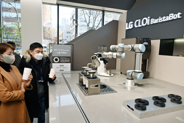LG베스트샵 서초본점을 방문한 고객들이  LG 클로이 바리스타봇이 핸드드립 방식으로 만든 커피를 즐기고 있다. (사진=LG전자)