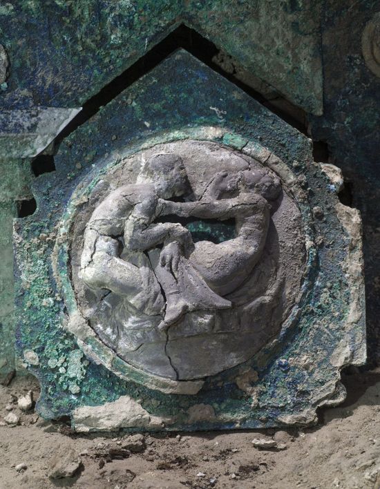 폼페이 지역에서 발굴된 2천 년 전 마차. [이미지출처=EPA연합뉴스]