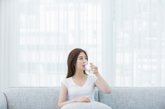 아침에 일어나서 물 한 잔 마시면 장을 건강하게 유지하는 데 도움이 된다./클립아트코리아