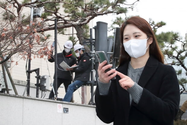 KT 직원들이 서울 세종대로 KT 광화문사옥에 시범적으로 구축한 5G 단독모드(SA) 네트워크를 이용해 품질을 점검하고 있다. KT 제공