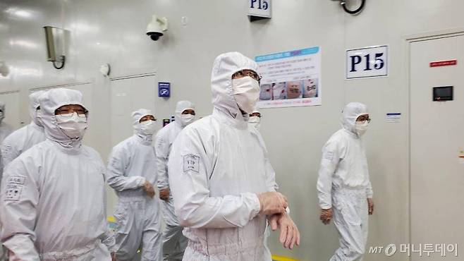 이재용 삼성전자 부회장이 지난해 5월 18일 삼성전자의 유일한 해외 메모리반도체 생산기지인 중국 시안 반도체 생산공장을 찾았다. /사진제공=삼성전자