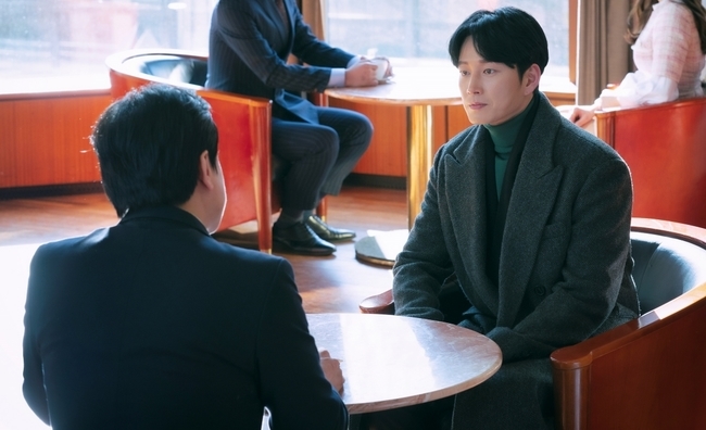 Lee Hyeonwuk and Lee Ju-bin, who face others in a space like Do not apply Lipstick, are caught and curious.JTBCs Drama, The Senior, Dont Apply the Lipstick (directed by Lee Dong-yoon/Playback Chae Yoon/Produced by JTBC Studio) has a very different atmosphere, Lee Jae-shin (Lee Hyeonwuk), Lee hyo-ju(Lee Ju-bin)s chance meeting was foreseen.In the photo released on February 28, Lee hyo-ju, who always wrapped himself in a colorful and intense fashion like a defense mechanism,He is looking calm, especially with a man in a neat suit and a tea time.She poured blind love into Lee Jae-shin, the only person who had seen her who had never cared about her in the past, and even after he hid The Trace, she appealed with tears, saying, I should not have my brother again.lee hyo-juI wonder why I am spending time with another man, and what the story is about the empty eyes somewhere.In addition, Lee Jae-shin is talking to someone at the table just in front of the same space, and it focuses more attention.Above all, Lee hyeo-ju, who suddenly disappeared from The Trace,Is looking at him who accidentally encountered him, but he has an expressionless face, and Lee Jae Shin is more shaken.Lee hyo-ju with title of granddaughter of Claar founder to get out of bottom lifeLee Jae-shin, who chose to do it, and Lee hyo-ju, who tried to keep him next to me by all means and methods, knowing that he did not love himself., the relationship between the two, which started out in a different way from the beginning, is an exciting point of view. (Photo provision = JTBC Studio