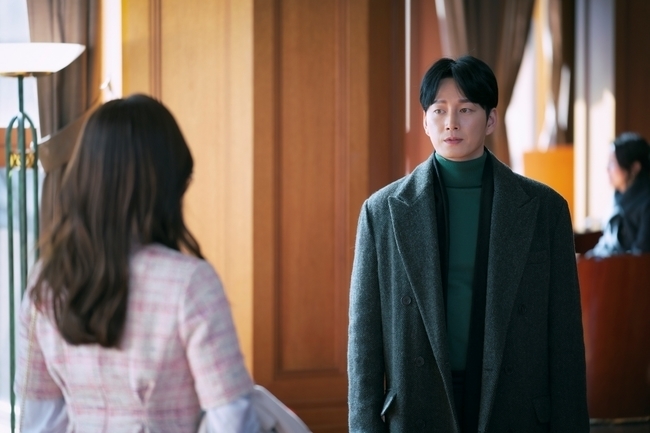 Lee Hyeonwuk and Lee Ju-bin, who face others in a space like Do not apply Lipstick, are caught and curious.JTBCs Drama, The Senior, Dont Apply the Lipstick (directed by Lee Dong-yoon/Playback Chae Yoon/Produced by JTBC Studio) has a very different atmosphere, Lee Jae-shin (Lee Hyeonwuk), Lee hyo-ju(Lee Ju-bin)s chance meeting was foreseen.In the photo released on February 28, Lee hyo-ju, who always wrapped himself in a colorful and intense fashion like a defense mechanism,He is looking calm, especially with a man in a neat suit and a tea time.She poured blind love into Lee Jae-shin, the only person who had seen her who had never cared about her in the past, and even after he hid The Trace, she appealed with tears, saying, I should not have my brother again.lee hyo-juI wonder why I am spending time with another man, and what the story is about the empty eyes somewhere.In addition, Lee Jae-shin is talking to someone at the table just in front of the same space, and it focuses more attention.Above all, Lee hyeo-ju, who suddenly disappeared from The Trace,Is looking at him who accidentally encountered him, but he has an expressionless face, and Lee Jae Shin is more shaken.Lee hyo-ju with title of granddaughter of Claar founder to get out of bottom lifeLee Jae-shin, who chose to do it, and Lee hyo-ju, who tried to keep him next to me by all means and methods, knowing that he did not love himself., the relationship between the two, which started out in a different way from the beginning, is an exciting point of view. (Photo provision = JTBC Studio