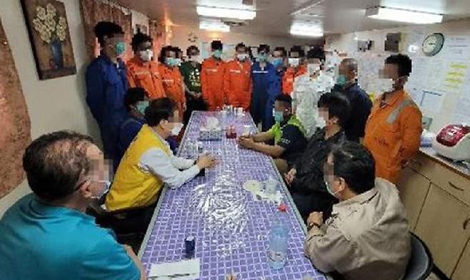 주이란 한국대사관 현장지원팀이 지난 3일 이란 라자이항 인근에 정박해 있는 한국케미호에서 선원들과 면담하는 모습. (사진=외교부 제공)