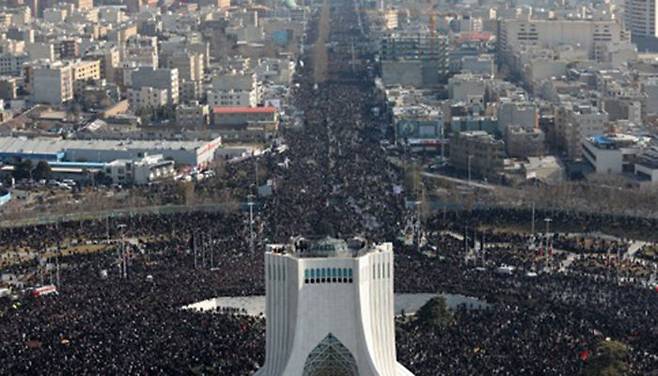 지난해 1월 7일 이란 수도 테헤란에서 거행된 가셈 솔레이마니 혁명수비대 쿠드스군 사령관의 장례식에 모여든 군중.