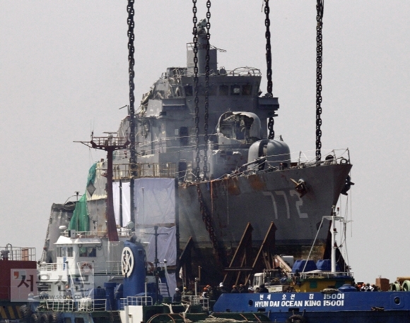 2010년 4월 24일 서해 백령도 앞 바다에서 북한 어뢰 공격으로 침몰한 천안함의 함수를 인양하고 있다. 서울신문 DB