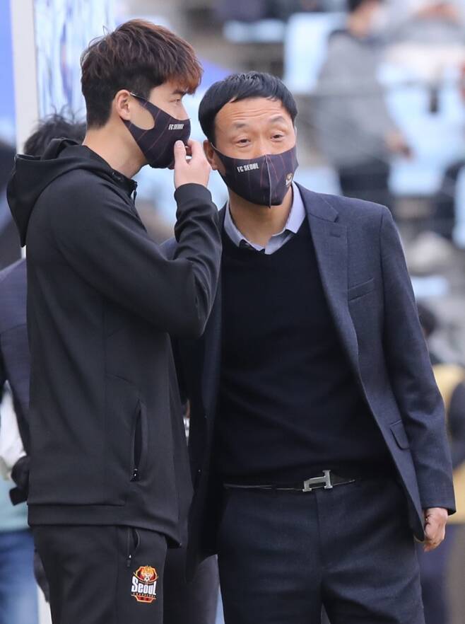 ▲ FC서울 기성용(왼쪽)이 박진섭(오른쪽) 감독과 대화를 나누고 있다. ⓒ연합뉴스