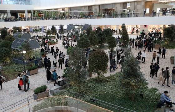 연휴인 1일 오후 서울 여의도 '더현대 서울'이 쇼핑을 즐기는 시민들로 붐비고 있다. 방역당국은 수도권 2단계, 비수도권 1.5단계인 사회적 거리두기를 이날부터 14일까지 2주간 추가로 연장했다. 뉴스1