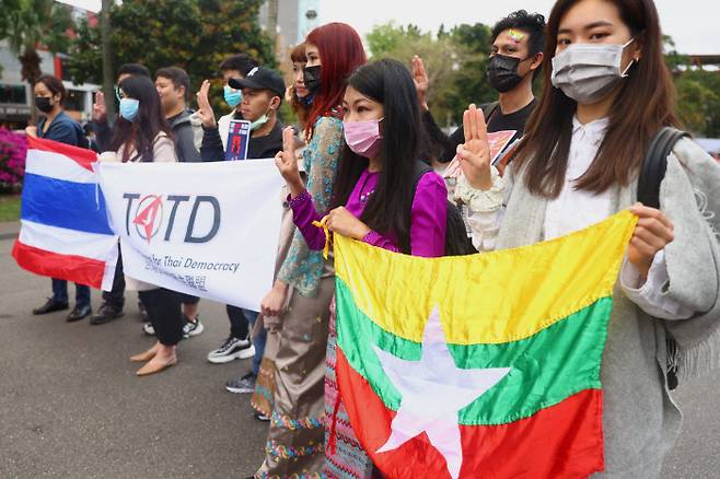 지난 28일 대만에서 열린 밀크티 동맹 행진에 참여한 시민들이  미얀마 군부 쿠데타에 반대하는 세 손가락의 경례를 보여주고 있다./로이터 연합뉴스