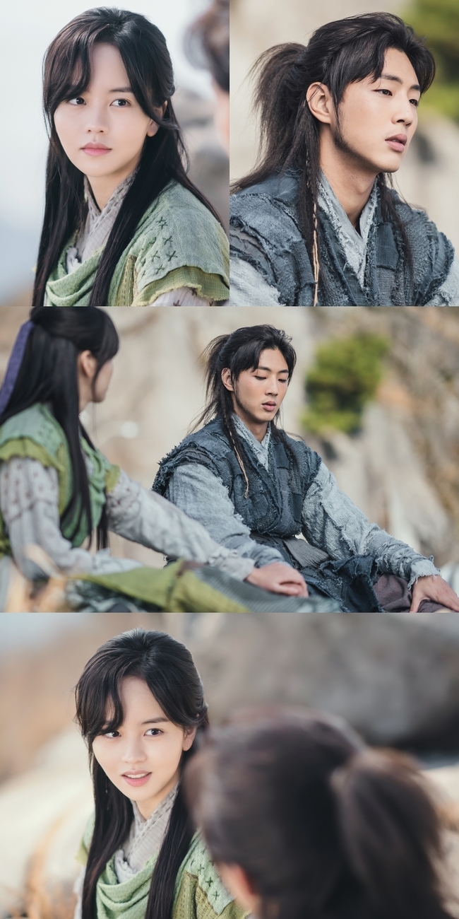 Why is the moon rising river Kim So-hyun and the index in hand?On March 1, KBS 2TV monthly drama The Moon Rising River (playplayplay by Han Ji-hoon/director Yoon Sang-ho/Produced Victory Contents) released a still cut that captured peaceful peace and the appearance of Ondal.The warm atmosphere in the photo warms up the hearts of the viewers.In the photo, Ondal is deeply troubled. Pyeonggang looks at such an ondal. Then Pyeonggang puts his hand over Ondals hand.Ondal seems a little surprised that he did not predict such a flat, and finally the figure of the Pyeong-gang smiling brightly at Ondal is so desolate that it forgets the tears of the past.It is the peace and the moon that have been hard to do with their past, not their faults, and their peaceful time feels more precious.What is the problem with Ondal, and what is the change in these relationships by holding his hand?The photo alone amplifies the curiosity about the 5th Moon River.