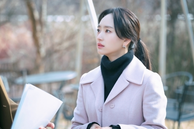 Sunbather, dont put that lipstick on, Won Jin-A, RO WOON relationship was caught in an abnormal signal.In the JTBC monthly drama Sunbather, Dont Put That Lipstick on (director Lee Dong-yoon/playplayplayplay Chae Yoon/production JTBC Studio), serious Peak Expiratory flow is being read to Yun Sung-ah (Won Jin-A) and Chae Hyun-seung (RO WOON).In the public photos, Chae Hyun-seung, who has a serious expression, is staring at the documents in his hand, and Yun Sung-ah, who is next to him, is also facing with a nervous face, causing tension.The sudden awkward atmosphere between the two people who are continuing the sweet mood is making the hearts of viewers nervous.Above all, the appearance of Yun Sung-ah, who sees Chae Hyun-seungs eyes, causes strange feelings.Before she was a lover, she always led Chae Hyun-seung with a confident and confident Sunbather, raising her curiosity about why she is left-handed in front of Chae Hyun-seung.