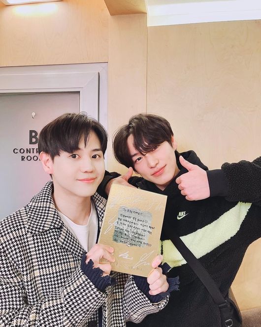 Boy group Victon (VICTON) Heo Chan met Yang Yo-seob and became a sungdeok.Vikton Heo Chan has recently released a photo of a meeting with Highlight Yang Yo-seob through Instagram.The photo showed two people who posed affectionately and attracted attention.The meeting of the two senior and junior idol stars was concluded with the connection that followed MBC King of Mask Singer.Heo Chan, who has been known to be a big fan several times by naming his senior group Highlight as a roll model, showed off his team fan aspect of finding out Yang Yo-seob, who appeared as a buzz cat at the time of MBC King of Mask Singer.Yang Yo-seob, who has won eight consecutive wins since then, has given Heo Chan a warm heart to thank him for saying I will buy rice once in Interview.After the release of the friendly certification shots, K-pop fans are cheering for Heo Chan, who expressed his sincere fanship in an active manner, and Yang Yo-seob, who responded to him, with a hot response such as Our Chan is doing a huge K pop alone in this country, I support you, Heo Chan is the main dancer of the group Victon, revealing his presence through various personal activities such as pictorials and entertainments with his powerful dance skills as well as warm visuals and witty gestures.Vikton, who announced his brilliant re-leaping as the number one music broadcasting company in his debut three years, has been attracting attention as a solid growth with his first solo concert in Korea, as well as a fan meeting commemorating his fourth anniversary last year. He has successfully completed his first full-length album activity released in four years earlier this year, adding more expectations to his 2021 New Years move.SNS