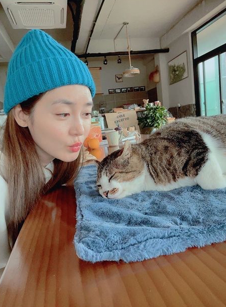 Actor Sung Yu-ri showed off his Beautiful looks while he was in his 40s.Sung-yuri posted a picture on his instagram story on the 28th.In the photo, Sung Yu-ri, wearing a blue beanie hat, is lying on the table and looking lovingly at the sleeping cat.Sung-yuri captivated the fanciness by emitting smooth and Transparent skin and unchanging fairy Beautiful looks.Meanwhile, Sung Yu-ri married Ahn Sung-hyun, a professional golfer, in 2017.sung-yuri SNS