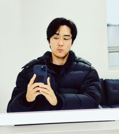 Actor Song Seung-heen has been giving fans a recent update.Actor Song Seung-heen released a picture on his instagram today without any comment.In the photo, Song Seung-heen is wearing padding and taking a mirror selfie, as if he were concentrating, his mouth-shaped mouth made fans laugh.Meanwhile, Song Seung-heen is known to be proposing and reviewing the OCN drama Voice 4 this year.Song Seung-heen Instagram