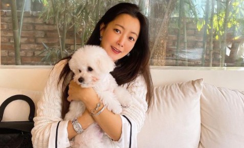 Actor Kim Hee-sun has revealed the current situation in which her self-luminous Beautiful looks stands out.Kim Hee-sun posted a picture on his instagram  on the 1st with an article entitled Paul You were a hairy person.The photo shows Kim Hee-sun holding a puppy. Kim Hee-sun, who boasts long straight hair and transparent skin, catches the eye with perfect doll Beautiful looks and brilliant smile.At the age of 40, he boasts visuals for a second that reverses the years and is causing admiration.On the other hand, Kim Hee-sun met with fans through SBS drama Alice last year.