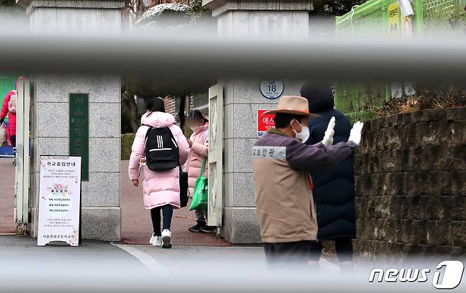 새학년 개학날인 2일 오전 서울 노원구 원광초등학교에서 학생들이 거리를 둔 채 차례로 입실하고 있다. 2021.3.2/뉴스1 © News1 이동해 기자