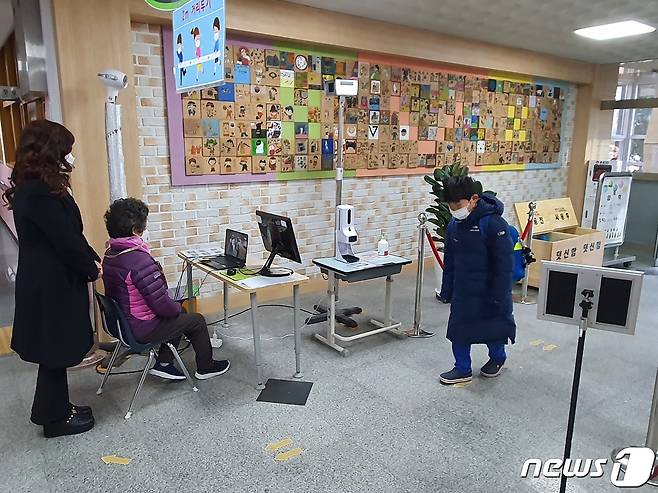 2일 오전 8시 부산 동래구 내성초등학교 학생이 발열체크를 거친 채 교실에 들어가고 있다.2021.3.2 © 뉴스1 노경민 기자