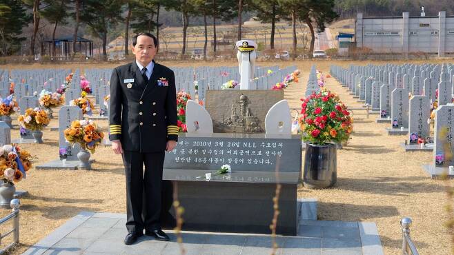전역을 앞두고 천안함 전사자들이 안장된 국립 대전현충원 묘역을 찾은 최원일 함장. /천안함생존자전우회 제공