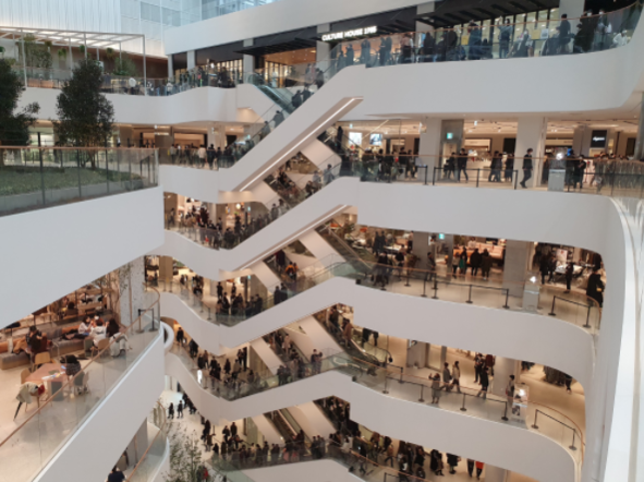 1일 오후 서울 여의도 더현대서울에 방문객이 북적이고 있다./이선목 기자