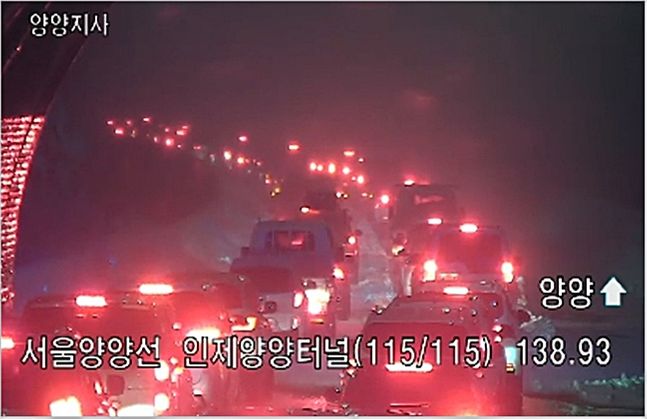 지난 1일 강원도 전역에 폭설이 내리면서 서울양양고속도로에 차량이 줄지어 있다. ⓒ고속도로CCTV 캡쳐