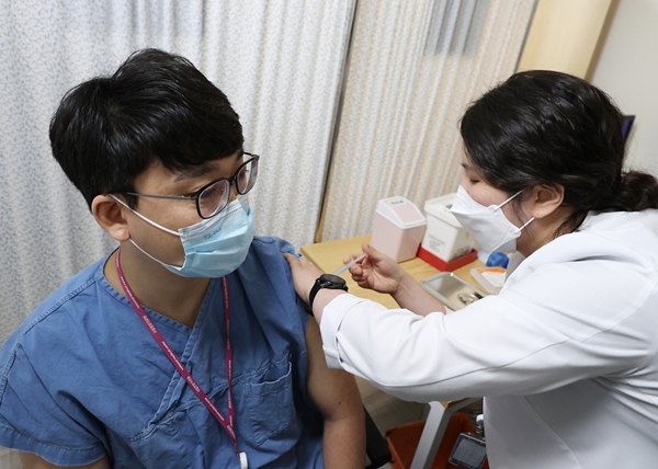 2월 27일 서울 국립중앙의료원 중앙접종센터에서 의료기관 의료진들을 대상으로 화이자 백신 접종을 하고 있다.(출처=정책브리핑)