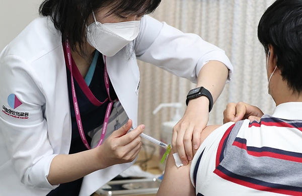 지난달 27일 서울 국립중앙의료원 중앙접종센터에서 의료기관 의료진들을 대상으로 한 화이자 백신 접종이 시작됐다.