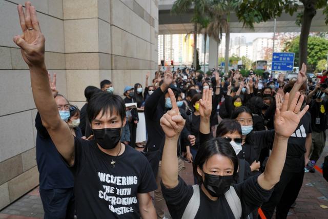 홍콩 서부 카오룽 법원 주변에서 1일 시위대가 모여 국가 정권 전복 혐의로 무더기 기소된 민주파 인사 47명의 석방을 요구하고 있다. 홍콩=로이터 연합뉴스