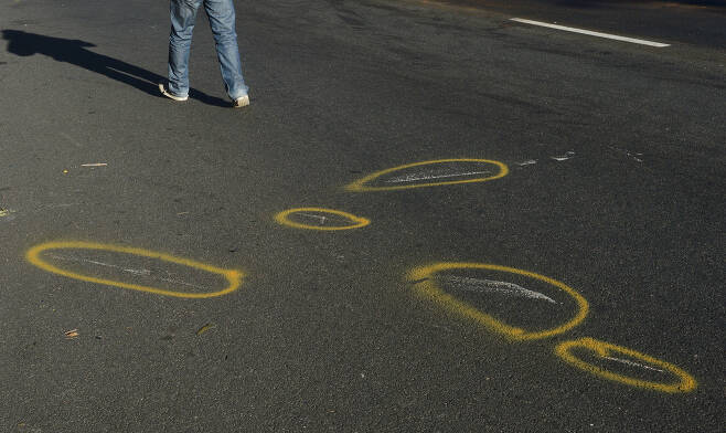 우즈의 차량 사고가 난 도로 주변에 전문가들이 원인 조사 후에 표시한 흔적들
