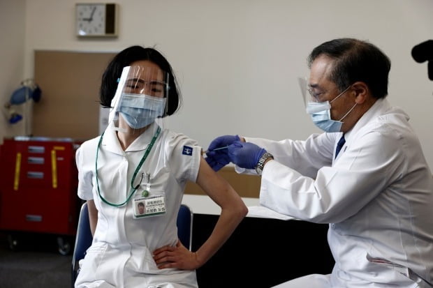 일본이 신종 코로나바이러스 감염증(코로나19) 백신 접종을 개시한 지난달 17일 도쿄에서 한 의료종사자(왼쪽)가 백신을 접종받고 있다. /사진=EPA