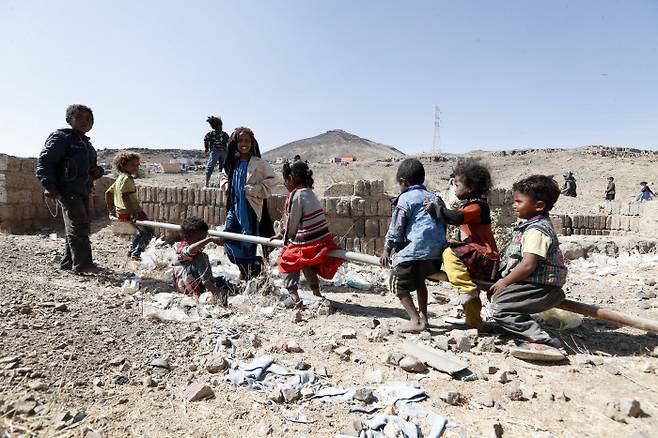 전쟁으로 고향을 떠난 예멘 어린이들이 1일(현지시간) 예멘 사나 국제실향민수용소(IDP)에서 놀며 시간을 보내고 있다. 사나|EPA연합뉴스