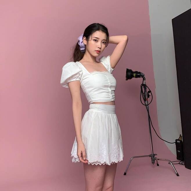 Singer and actor IU has released the latest with Water-Rise visuals.On March 2, the IU posted two photos on his instagram without any comment.In the photo, IU, who is taking a photo shoot in a studio with a pink background, is staring at the camera, wearing a white blouse and short skirt and giving points with purple hair straps.With the beauty of Come Back, it has made fans feel more beautiful. The slender body and lovely atmosphere lead the attention with Ryteimi.On the same day, the IU posted HILAC object Teaser on the official SNS channel.This new album by IU is a regular album released in four years since the 2017 Palette. It will be released in March.The movie broker will also be confirmed, and it is expected to continue the restless move this year.