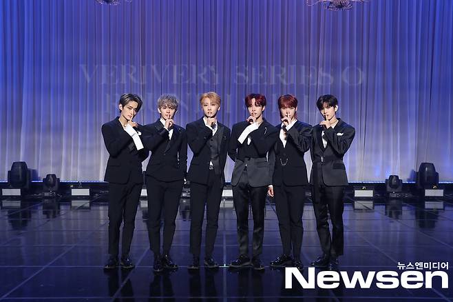 Verivery A media showcase commemorating the release of the new single SERIES O [ROUND 1: HALL] was held online in the aftermath of Corona 19 on the afternoon of March 2.Verivery (Dongheon, Hotel pool, Gyehyeon, Yeonho, Yongseung, Kangmin) poses during photo time.Photos: Jellyfish Entertainment