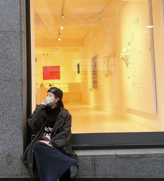Solbi (real name Solbi), who is a Singer and painter, is preparing for a solo exhibition with Kwon Hwa-baek.Today, on the 2nd, Solbi posted a picture with the message I am going to meet you! Through personal SNS.In the open photo, Solbi is staring somewhere in front of the exhibition hall in a comfortable dress.As if he was thinking about the exhibition tomorrow, he posed in a serious manner, and his professional appearance caught the attention of fans.Meanwhile, Solbi (Solbi) announced that he will hold a solo exhibition Just a Cake-Piece of Hope at Insa Art Gallery in Insa-dong, Jongno-gu, Seoul on March 3.The film will show about 30 pieces including the original work Just a Cake released on December 31 last year, sculptures and flat paintings that have been released with a new artists gaze.With the time when Cake plagiarism became an issue at the end of December last year, Solbi is known to have made Cake the motif of his work, which is more eye-catching.Solbi SNS