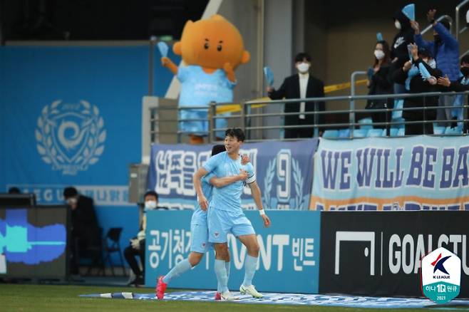 김진혁이 지난달 27일 DGB대구은행파크에서 열린 K리그1 개막전에서 수원FC를 상대로 동점골을 터뜨린 뒤 골 세리머니를 펼치고 있다. 프로축구연맹 제공