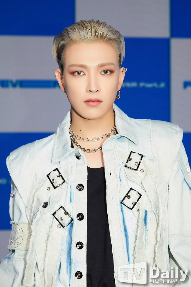A showcase commemorating the release of Atez (ATEEZ) mini-sixth album Xero: Fever Part 2 (ZERO: FEVER Part.2) was held online.Atez (Kim Hong Joong, torch, Yunho, Yeosang, mountain, Mingi, Wooyoung, Jongho) poses on the day.Atez, who had gathered expectations by exceeding 350,000 pre-orders before the official release, won the top spot in the real-time search query of major soundtrack sites in Korea as soon as the soundtrack was released at 6 pm on the 1st, and entered the real-time charts of Melon, Bucks and Genie.In addition, Ateezs album topped the iTunes Top Albums charts in 36 countries including the United States, the United Kingdom, the Netherlands and Indonesia, and also topped the Worldwide iTunes Album Chart.In particular, the title song Im The One of Xero: Fever Part 2 was ranked # 1 in iTunes Top Songs in 20 countries including Brazil, Peru, Russia and the Philippines, as well as # 1 in Worldwide iTunes Top Songs, proving its hot response.The music video Fire Playya, which was released at the same time as the soundtrack release, also topped the YouTube video Trending Worldwide and Video Trending Worldwide, respectively, and expectations for activities to run smoothly for 2021 are increasing day by day.