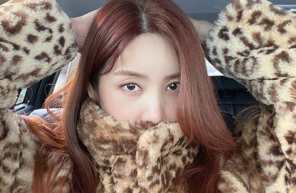 Actor Park Sol-mi also made the Hopi ReservationCommon box fashion a tight spot and revealed the face of It Girl - Fashion Celebrity & Dress Up Ga.Park Sol-mi posted a picture on his instagram on the 2nd, along with an article entitled Its cold today.Park Sol-mi in the photo is posing in the car.Park Sol-mi, who showcased her luxurious look with a Hopi ReservationCommon box coat, sparks admiration by showing off her beautiful looks and elegant charms while she reverses the years.Hopi ReservationCommon box fashion also attracts attention with the sophisticated daily life of Park Sol-mi, which is stylishly digested.Meanwhile, Park Sol-mi is married to actor Han Jae-suk in 2013, and has two daughters.