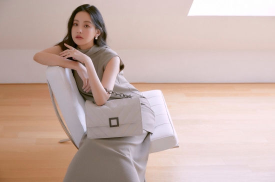 Actor Oh Yeon-seos neat charm is outstanding.The contemporary bag brand Rouge & Lounge has released a picture of the 2021 SS campaign with Oh Yeon-seo.The bag that completed the sensual style of Oh Yeon-seo in the picture is the 2021 SS season product of Rouge & Lounge, offering elegant and natural mood.This 21SS collection features a colorful color palette from the neutral color that feels the warmth of the earth to the vintage trophy color that feels the hot sunshine with the positive power toward the New epoque beyond the time of chaos.The bag that Oh Yeon-seo presented through the pictorial is a Cormo Quilting L Tote Bag that can feel the vintage style with soft cream-colored sheepskin over time. Oh Yeon-seo matches the toffe-colored dress and creates a luxurious atmosphere.The elegant and neat charm of Oh Yeon-seo blends with a bright colored bag, raising the expectation of the new collection of the Loose and Lounge.Rouge & Lounge has two contradictory meanings: ROUGE, which symbolizes women who love work, and LOUNGE, which returns from work and recharges through their own time. Since its launch in 2013, it has proposed original and sophisticated styles that can be used in various T.P.O.s every season.In addition, we will present the sense of the times in harmony with the best quality through unique creative design and craftsmanship.