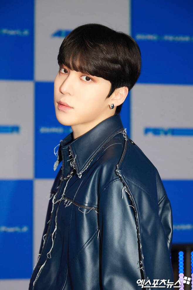Atez Jeong Yun-ho, who attended the showcase commemorating the release of Group Atez (ATEEZ)s sixth mini album Zero: FEVER Part 2 on Online Live on the afternoon of the 2nd, has photo time.