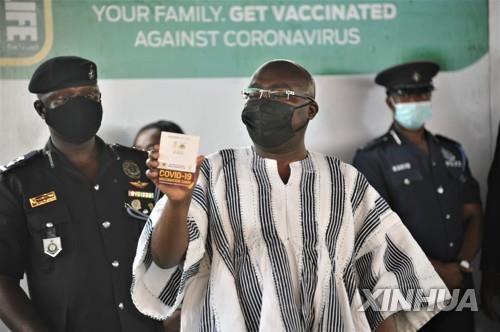 마하무두 바우미아 가나 부통령이 1일 코로나19 백신 접종 후 카드를 보이고 있다. [신화=연합뉴스]