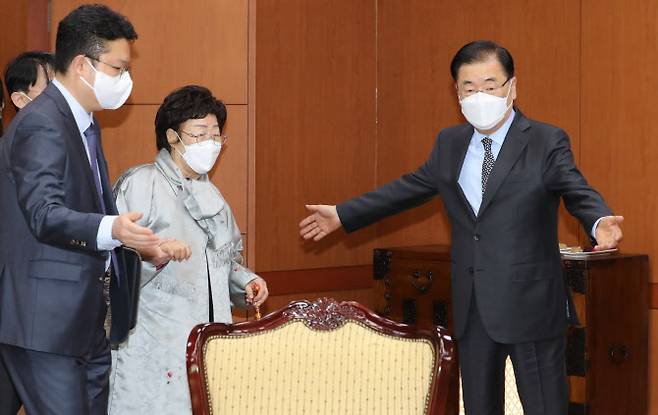 정의용 외교부 장관이 3일 서울시 종로구 외교부를 방문한 일본군 위안부 피해자인 이용수 할머니와 함께 접견실에 들어서며 안내하고 있다.(사진=연합 제공)