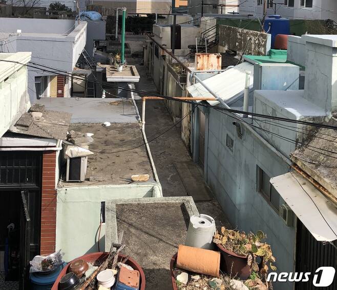 부산 부산진구 범천동 한 건물 3층 옥상에 주택들이 모여 옥상마을을 이루고 있다.2021.3.2 /© 뉴스1 백창훈 기자