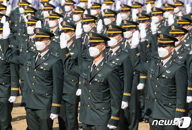 2일 오후 서울 노원구 육군사관학교에서 열린 제77기 졸업·임관식에서 졸업 생도들이 선서를 하고 있다.. 2021.3.2/뉴스1 © News1 이재명 기자