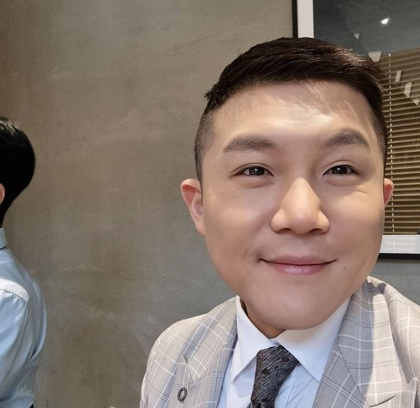 Jo Se-ho posted a picture on his instagram on the 3rd, saying, Jae Seok-hyung has only allowed a little ear! # You Quiz on the Block # Shooting.Jo Se-ho in the photo is grinning as he looks at his cell phone camera, with the ear and back of Yoo Jae-Suk narrowly captured at the end of the photo.Jo Se-hos words that Yoo Jae-Suk gave a little permission make me laugh.Meanwhile, Jo Se-ho is appearing on Yoo Jae-Suk and tvN Yu Quiz on the Block.